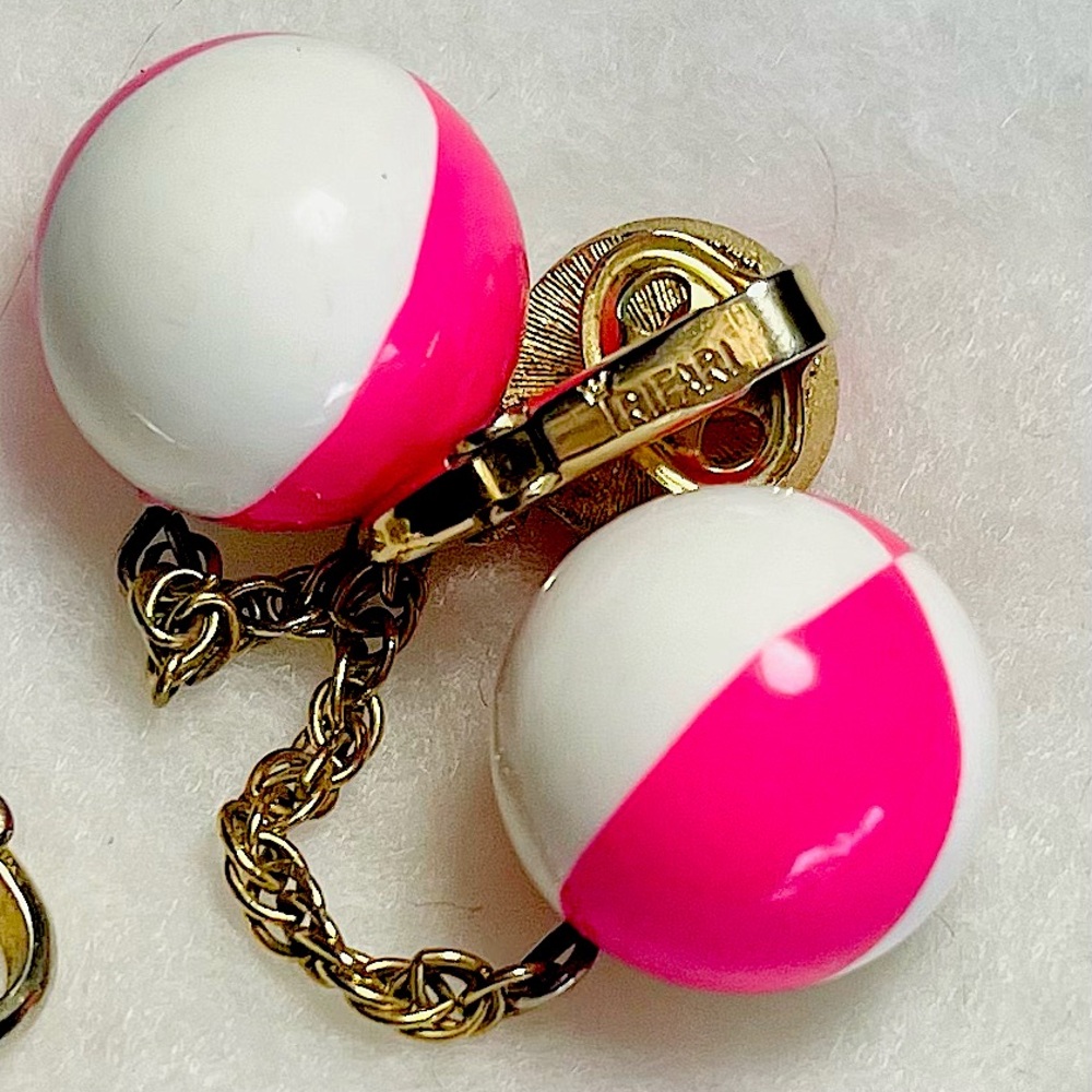 🤩 Host Pick! 1955 Pink White Crown Trifari Beach Ball Dangle Earrings 🤩 - Picture 3 of 5